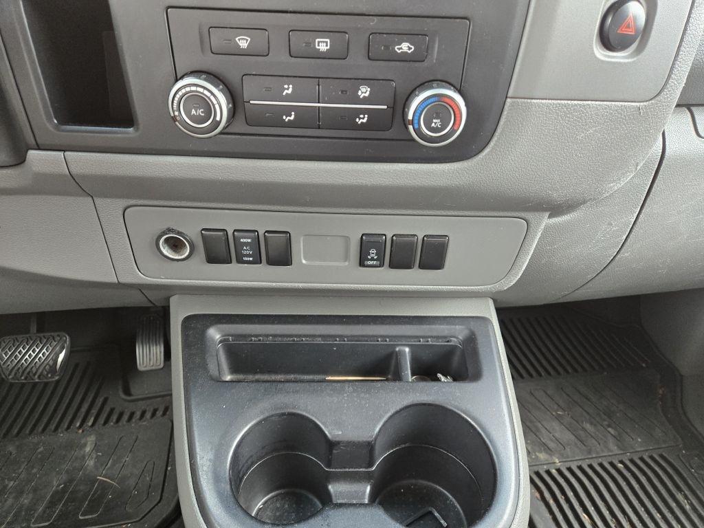 Nissan NV Cargo 2500 HD S V8 High Roof 2012