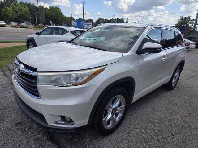 White 2016 Toyota Highlander SUV / Crossover Front-Wheel Drive Automatic