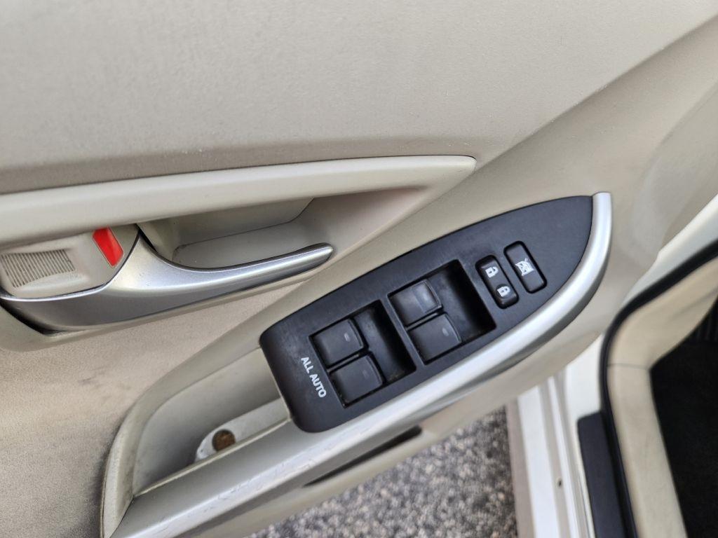 Toyota Prius Two 2015