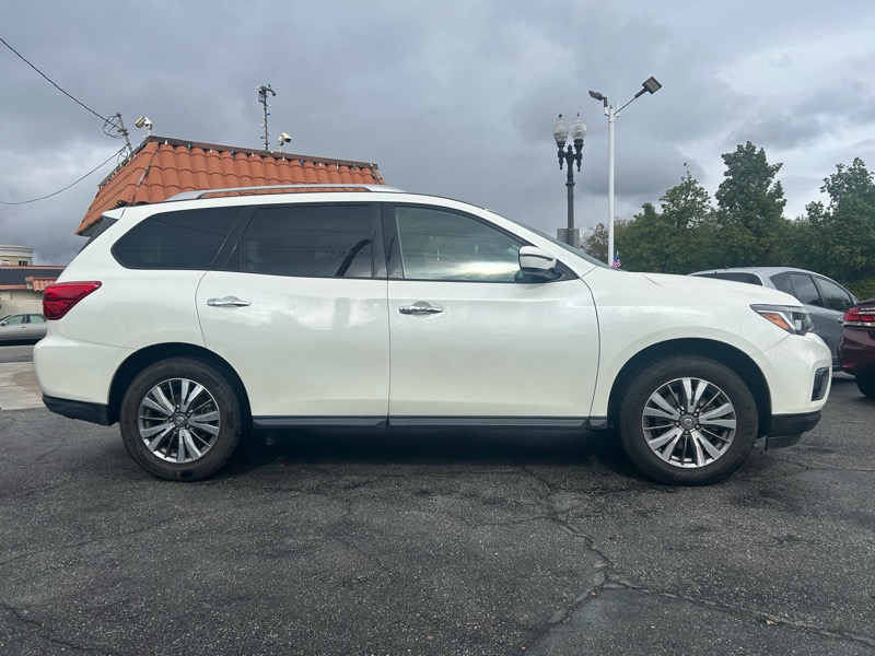 2019 Nissan Pathfinder S photo 2