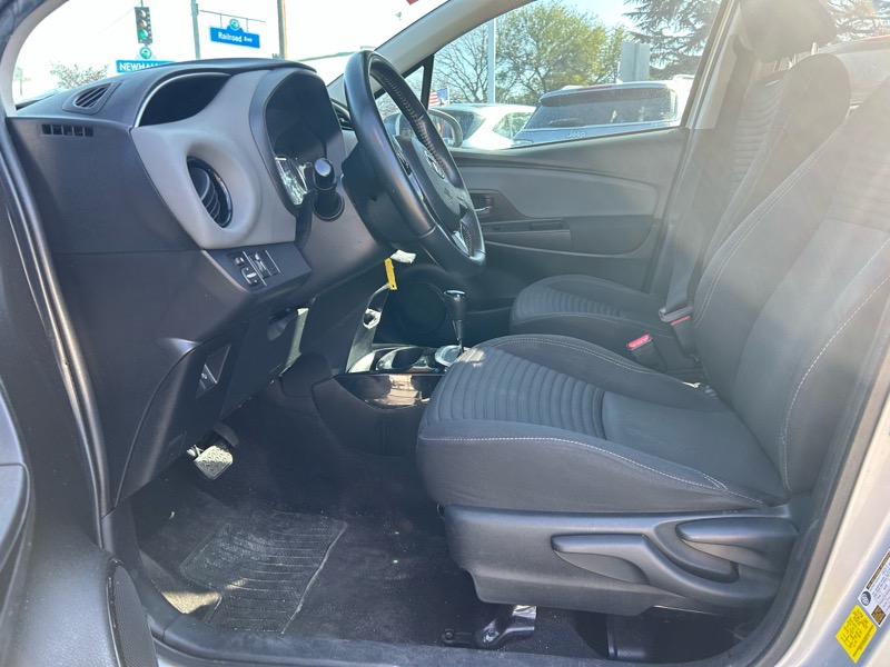 Toyota Yaris LE 5-Door AT 2017