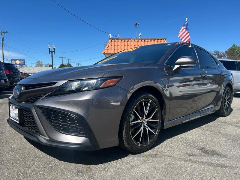 Toyota Camry Hybrid SE 2022