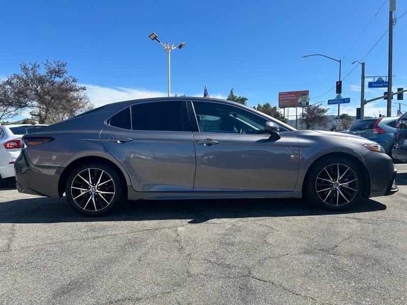 Toyota Camry Hybrid SE 2022