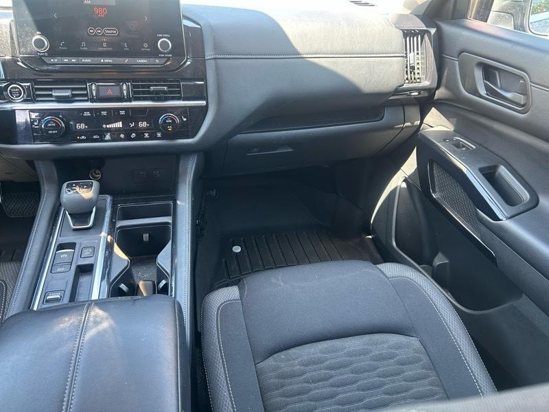 Nissan Pathfinder SV 2024