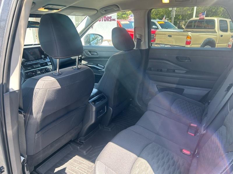 Nissan Pathfinder SV 2024