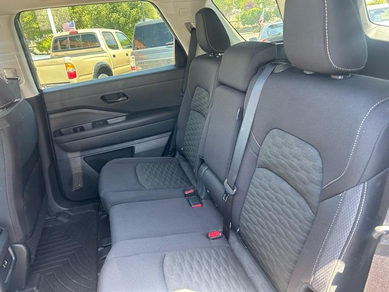 Nissan Pathfinder SV 2024