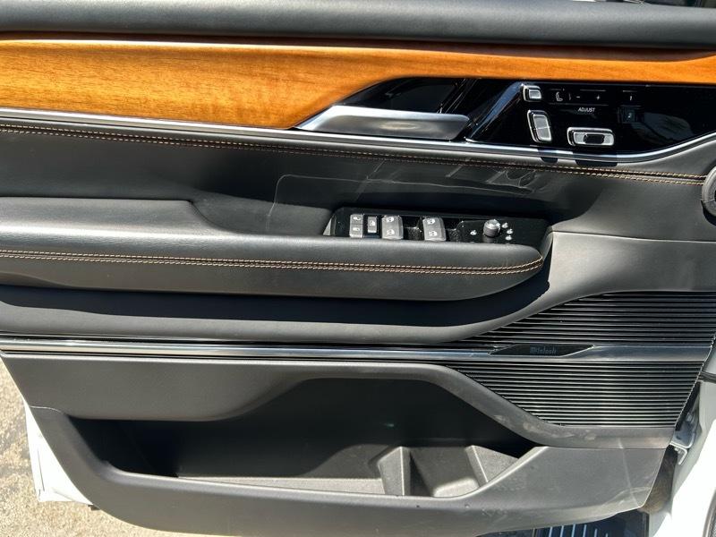 Jeep Grand Wagoneer Series III 4WD 2023