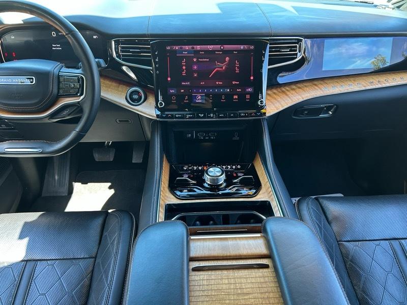 Jeep Grand Wagoneer Series III 4WD 2023