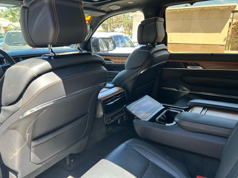 Jeep Grand Wagoneer Series III 4WD 2023