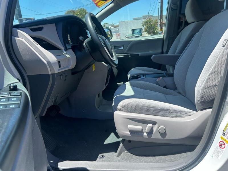 Toyota Sienna LE 7-Passenger 2019