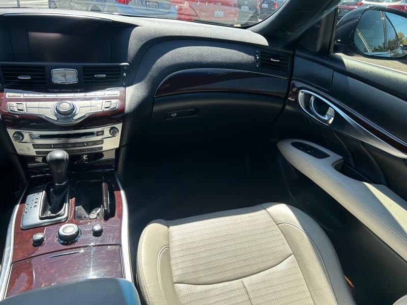 Infiniti Q70 3.7 2016