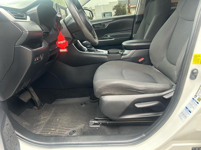 Toyota RAV4 LE AWD 2021