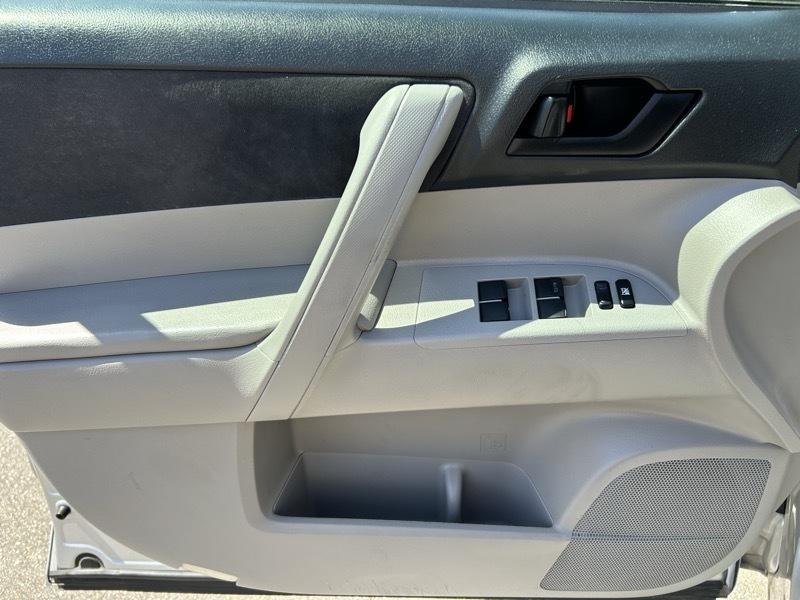 Toyota Highlander Base 2WD I4 2010