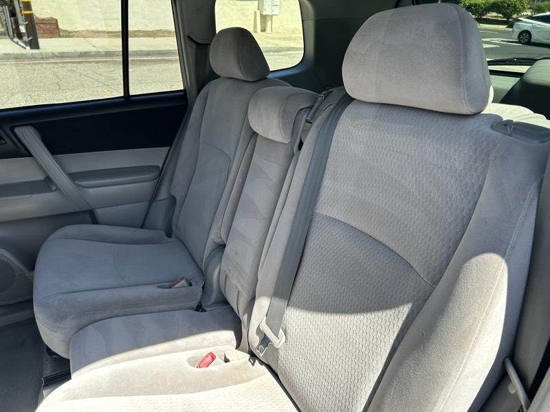 Toyota Highlander Base 2WD I4 2010