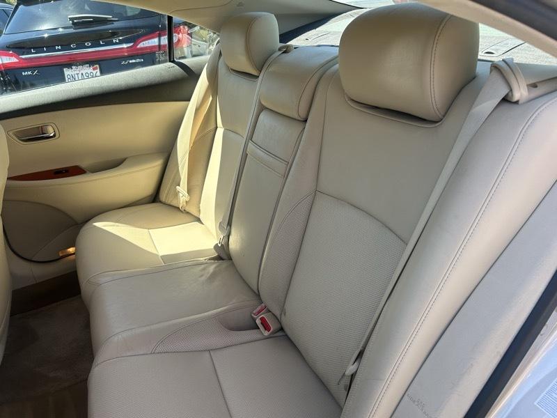 Lexus ES 350 Sedan 2011