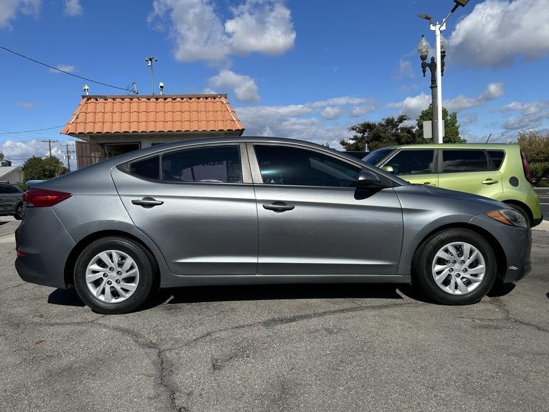 Hyundai Elantra SE 6AT 2018