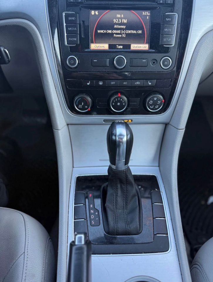 Volkswagen Passat 3.6L V6 SE w/Sunroof 2013