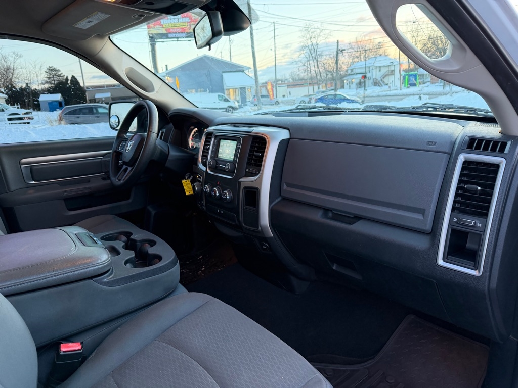 RAM 1500 SLT Quad Cab 4WD 2016