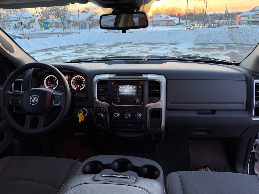 RAM 1500 SLT Quad Cab 4WD 2016