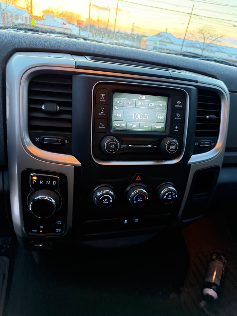 RAM 1500 SLT Quad Cab 4WD 2016