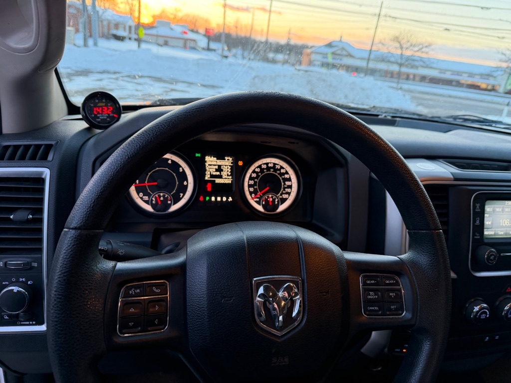 RAM 1500 SLT Quad Cab 4WD 2016