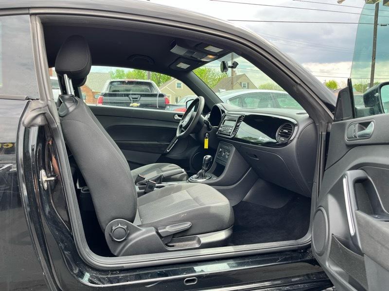 Volkswagen Beetle 2.5L w/Sunroof Sound & Nav 2012