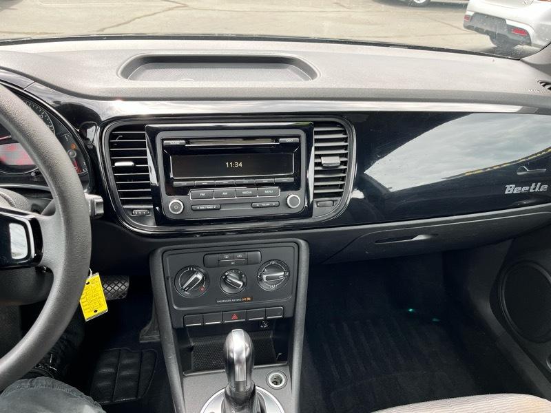 Volkswagen Beetle 2.5L w/Sunroof Sound & Nav 2012