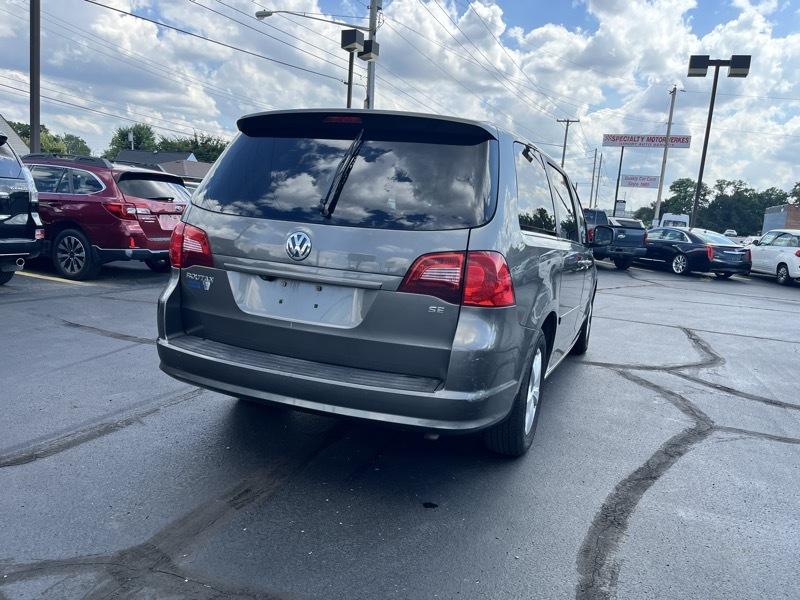 Volkswagen Routan SE 2010