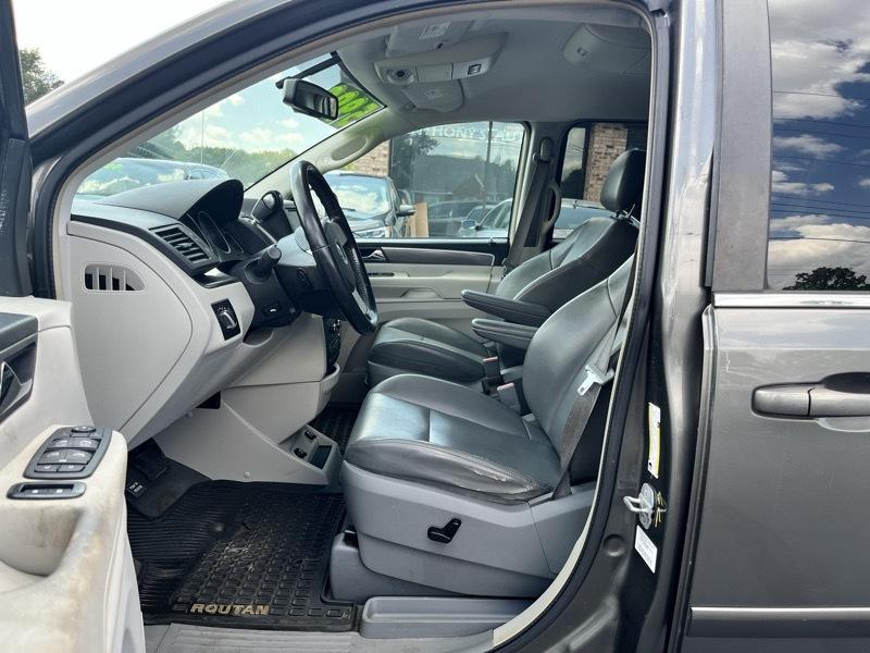 Volkswagen Routan SE 2010