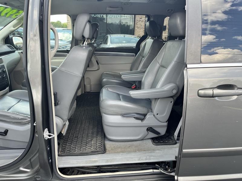 Volkswagen Routan SE 2010