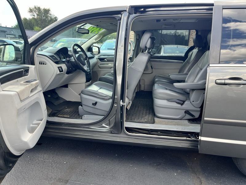 Volkswagen Routan SE 2010