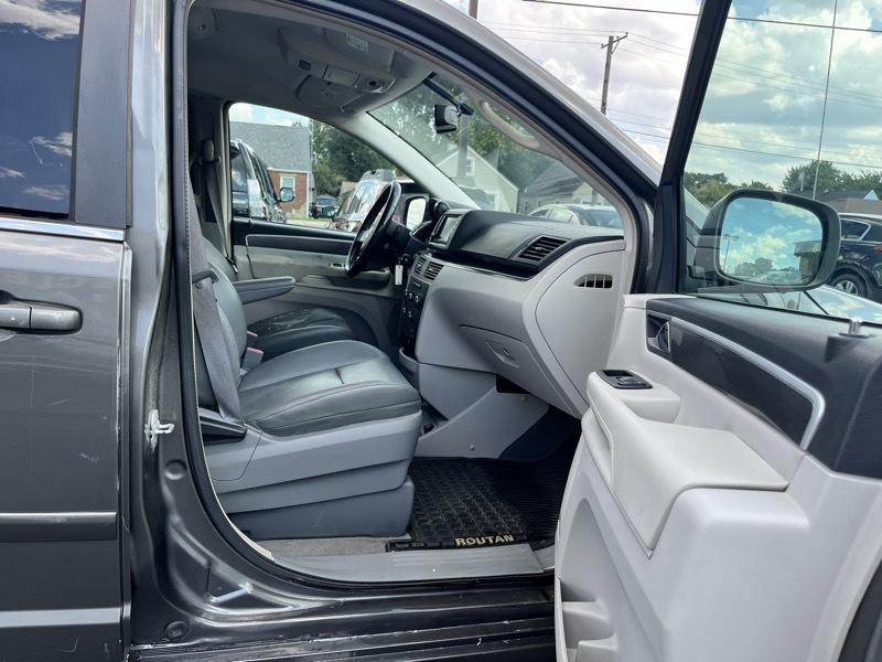 Volkswagen Routan SE 2010
