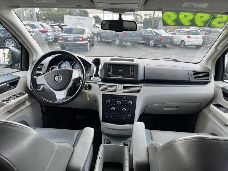 Volkswagen Routan SE 2010