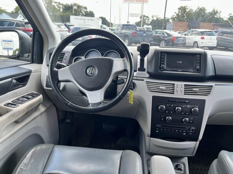 Volkswagen Routan SE 2010
