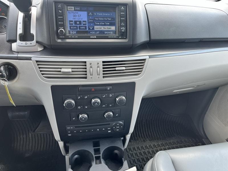Volkswagen Routan SE 2010
