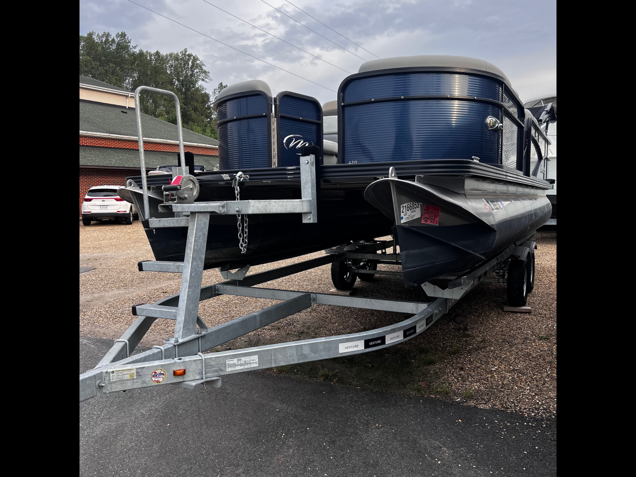 2019 Manitou Aurora 220 Angler