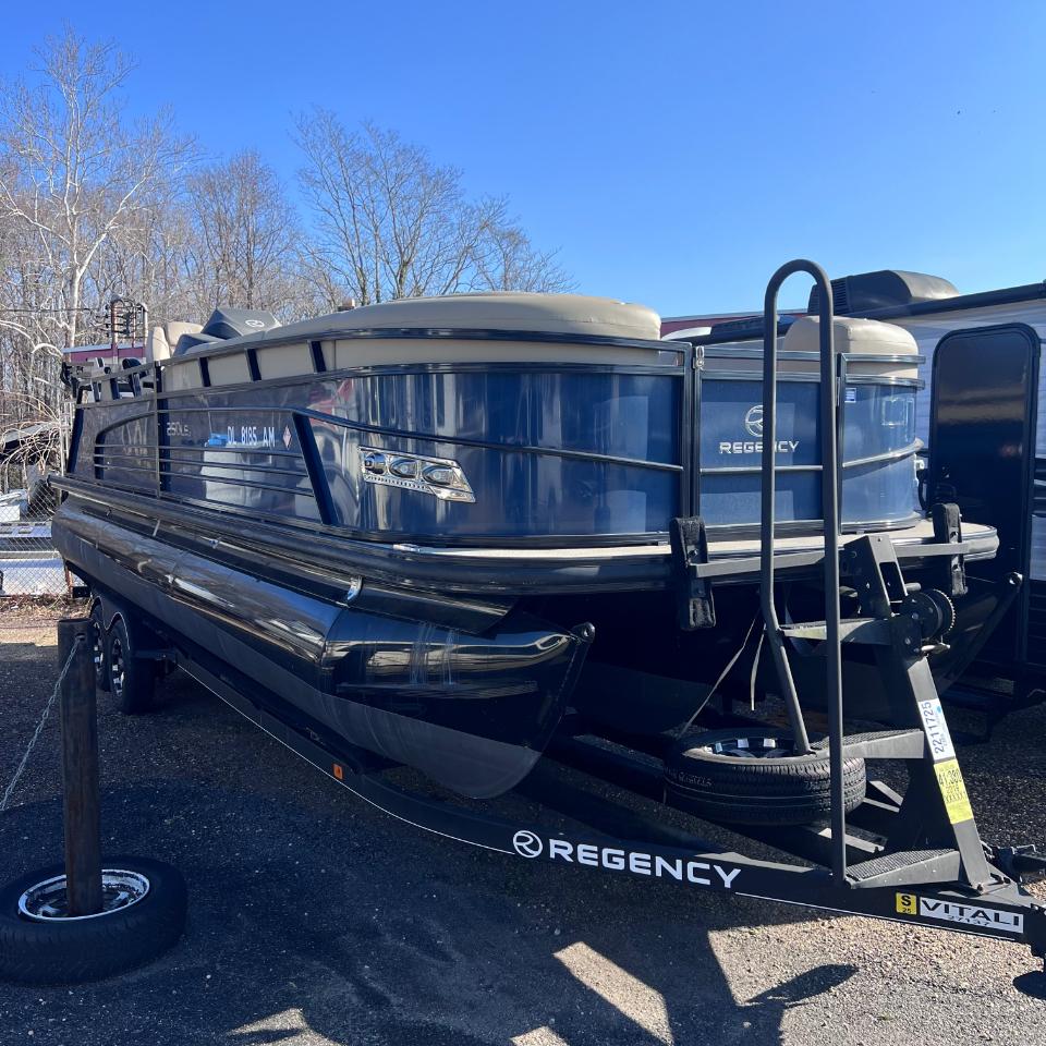 Sun Tracker Regency  2019