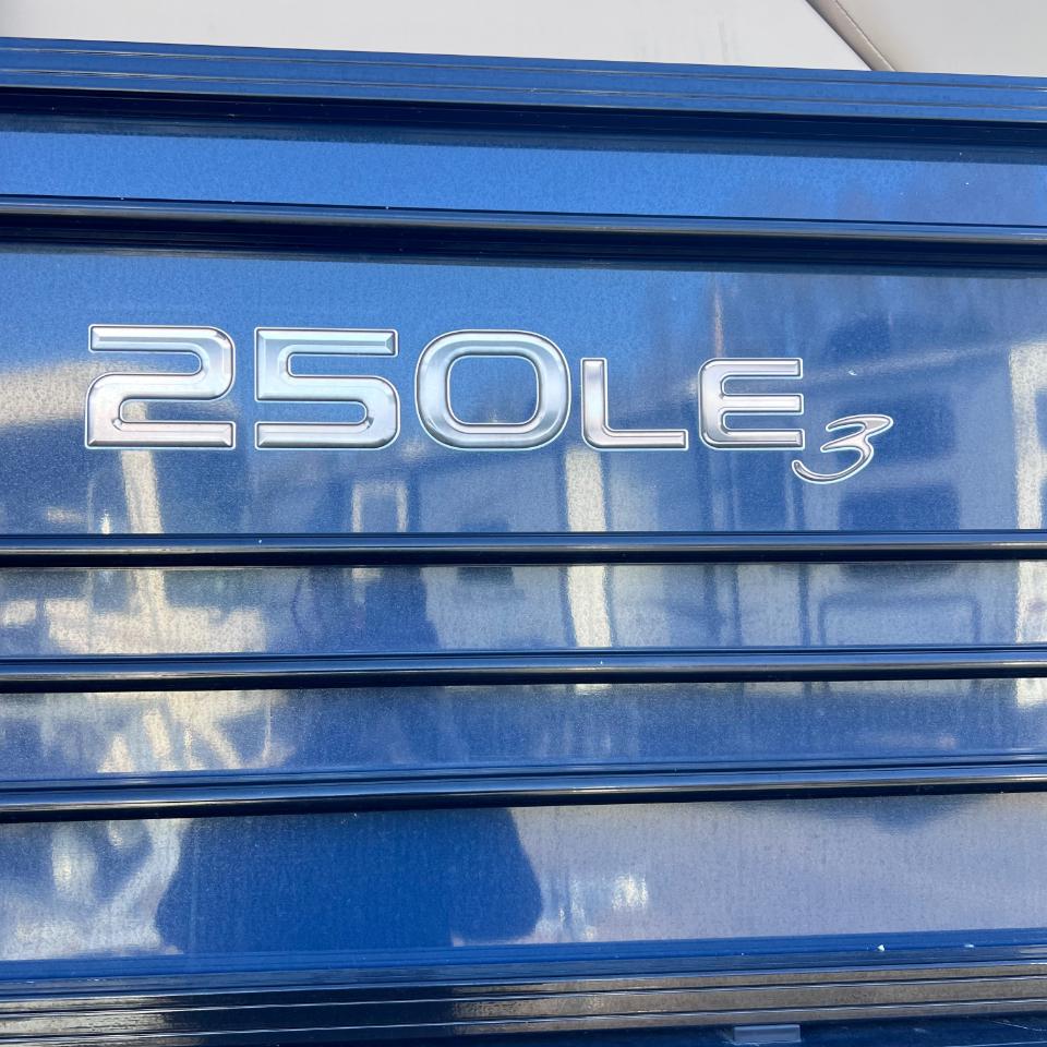 Sun Tracker Regency  2019