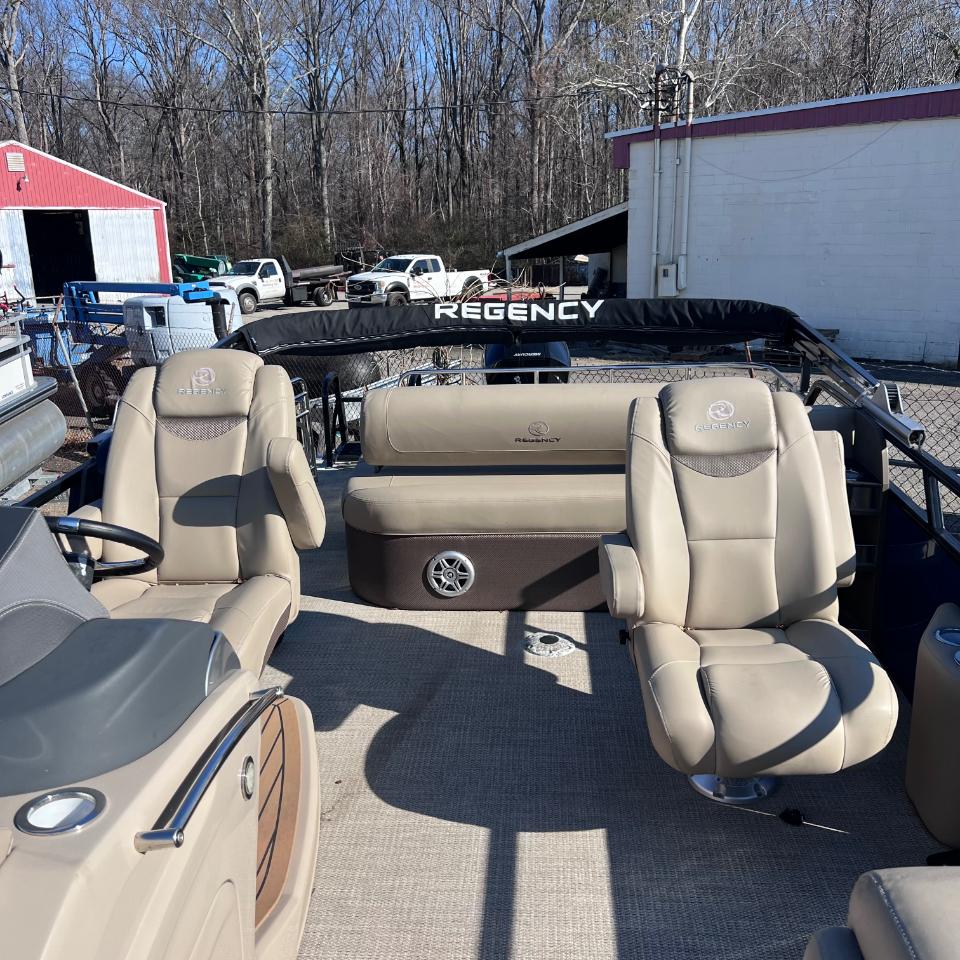 Sun Tracker Regency  2019