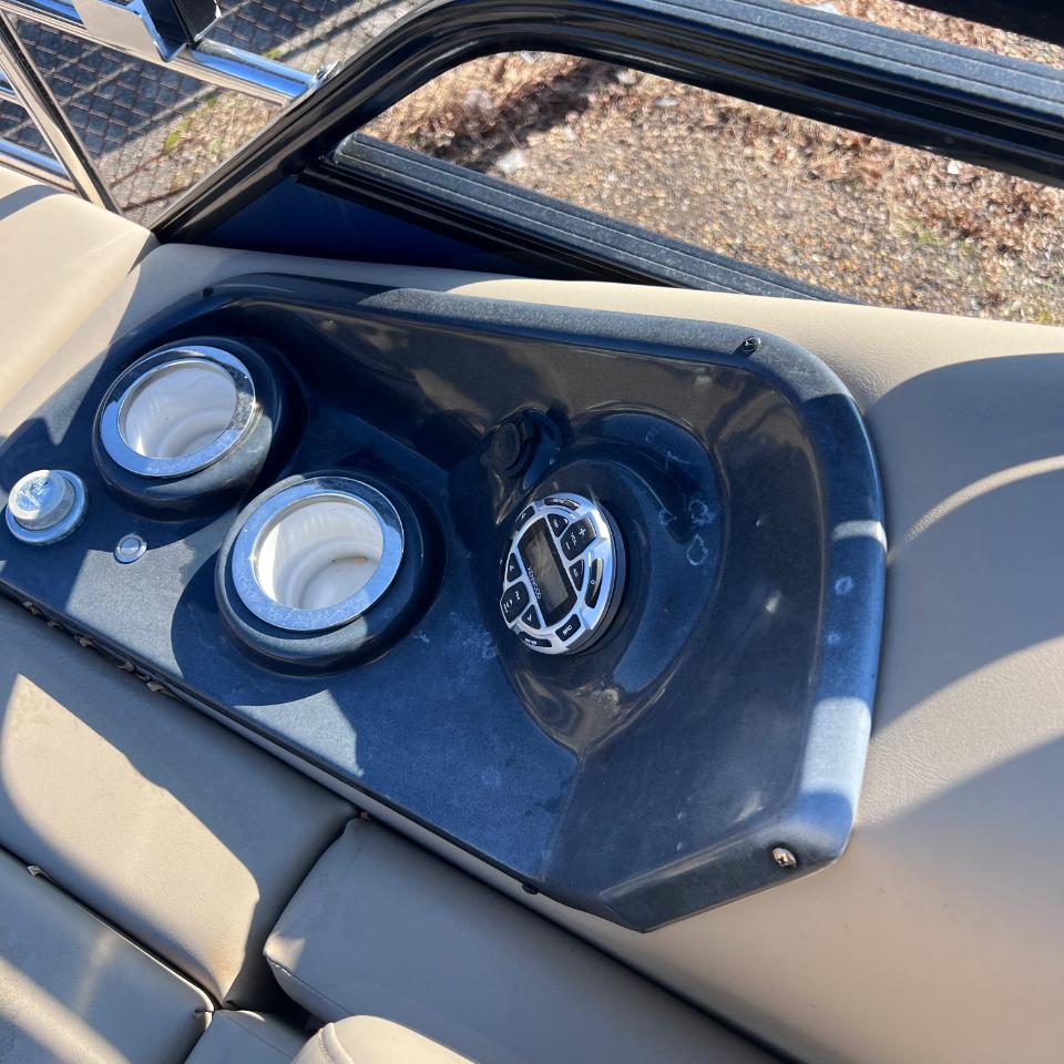 Sun Tracker Regency  2019