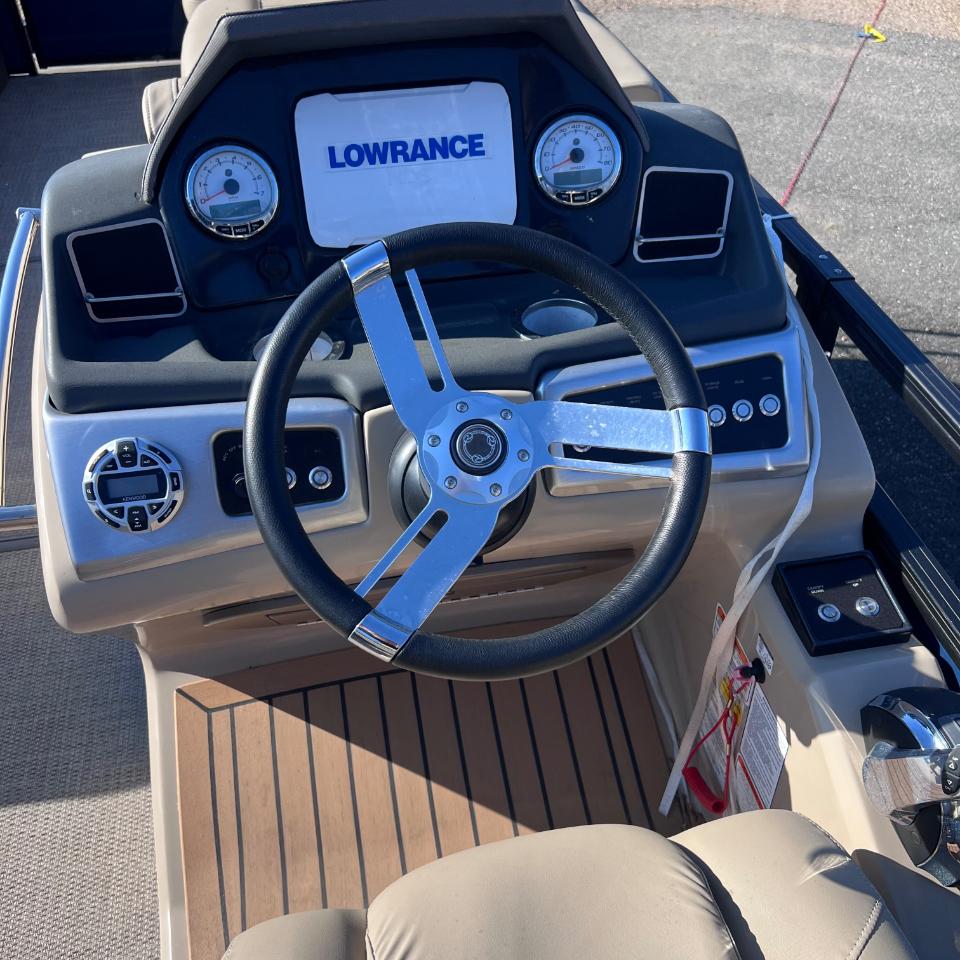 Sun Tracker Regency  2019