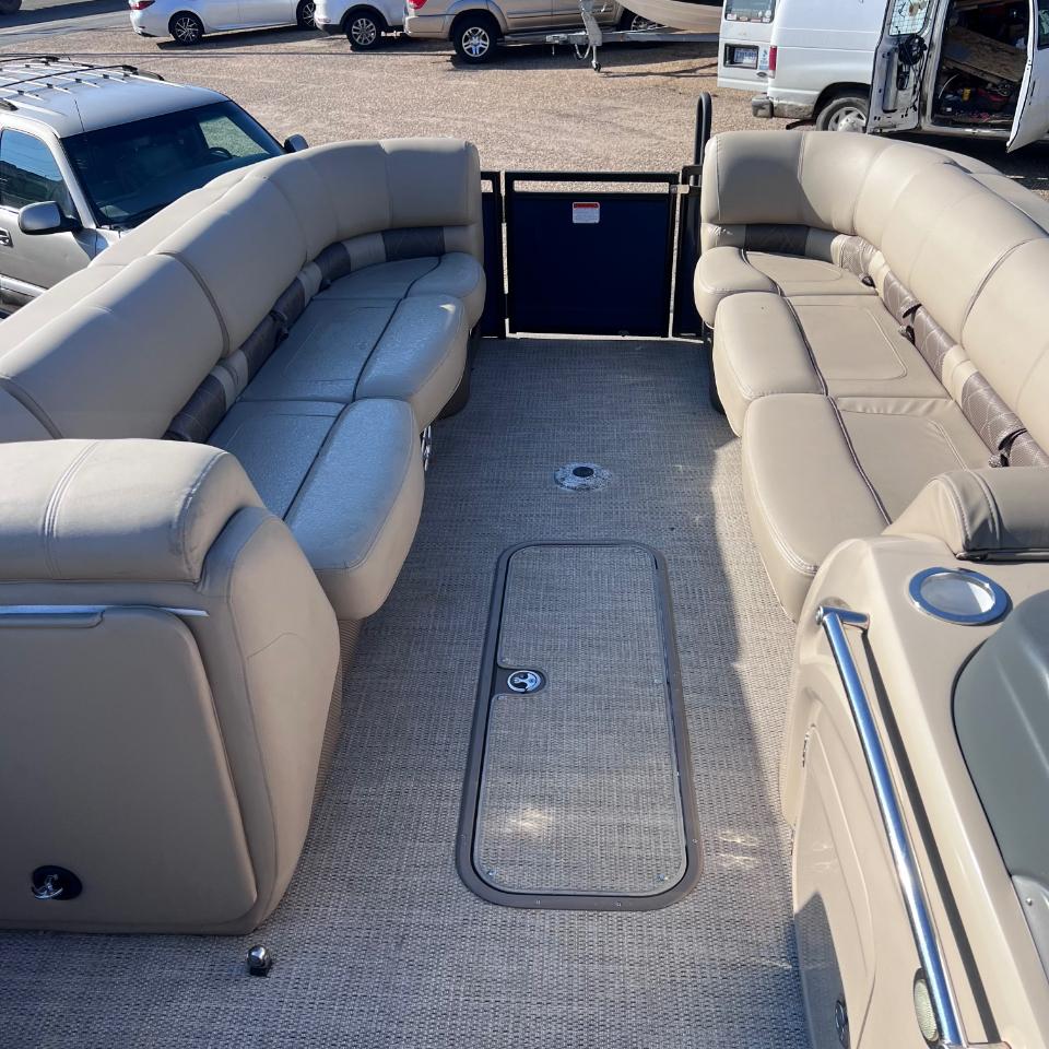 Sun Tracker Regency  2019