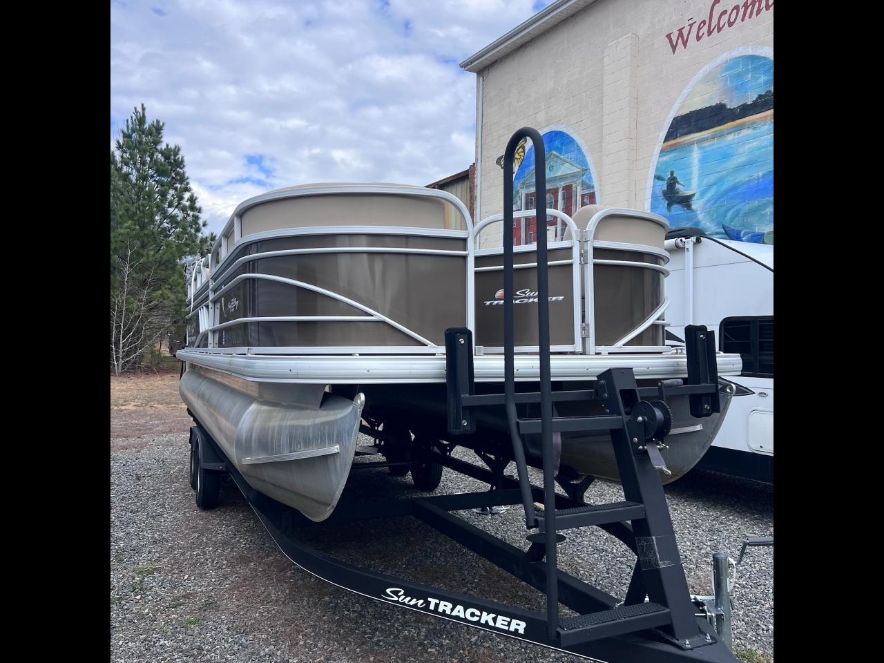 2020 Sun Tracker Party Barge 22DLX