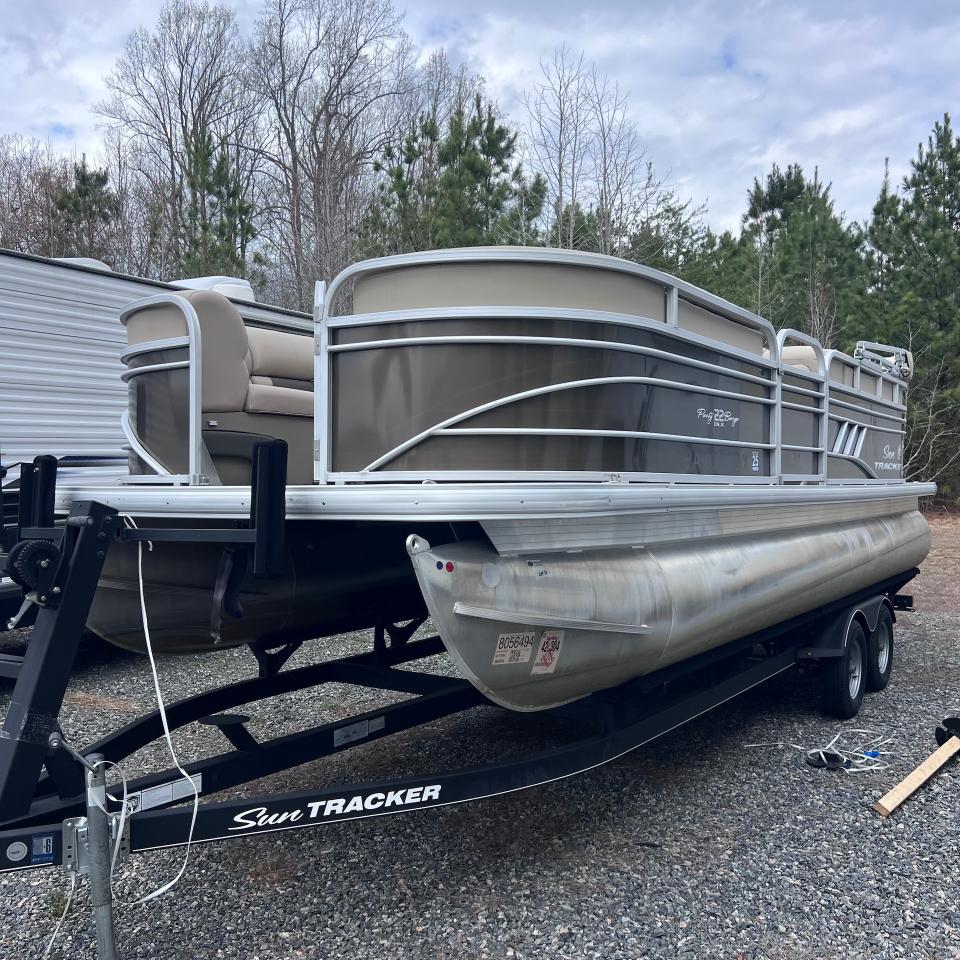 Sun Tracker Party Barge  2020