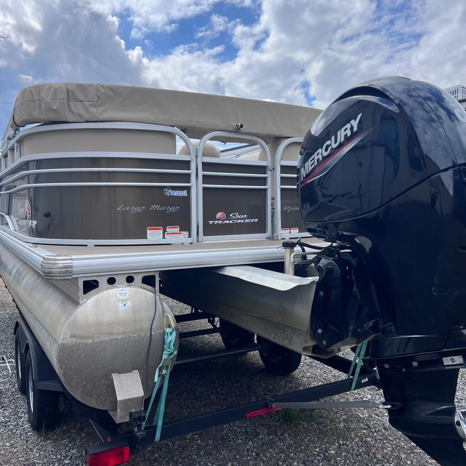 Sun Tracker Party Barge  2020