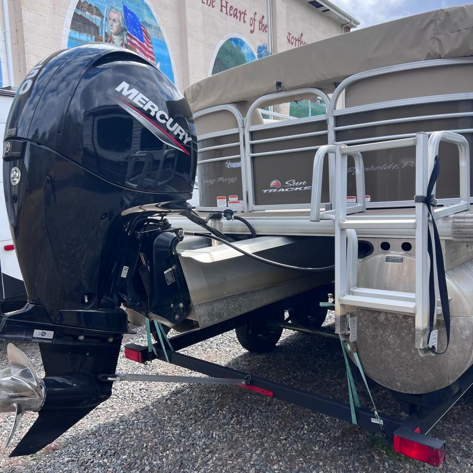 Sun Tracker Party Barge  2020