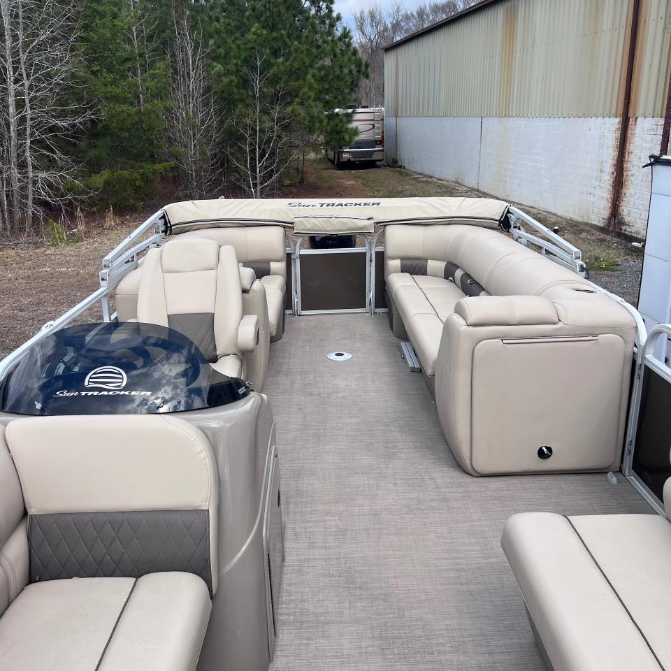 Sun Tracker Party Barge  2020