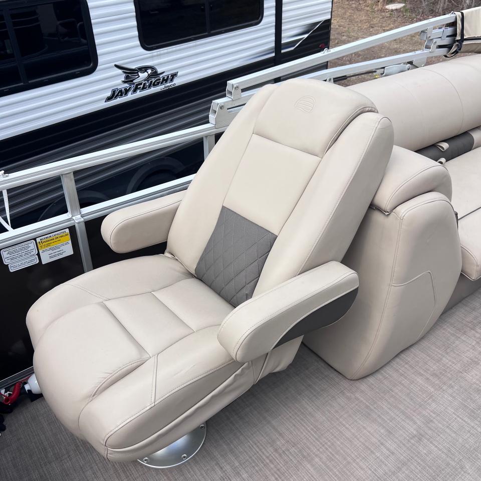 Sun Tracker Party Barge  2020