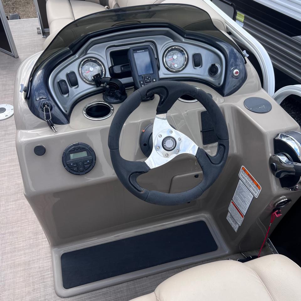 Sun Tracker Party Barge  2020