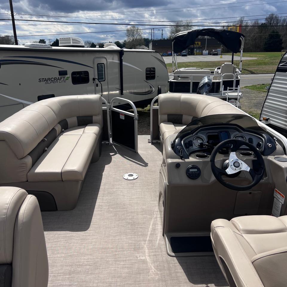 Sun Tracker Party Barge  2020